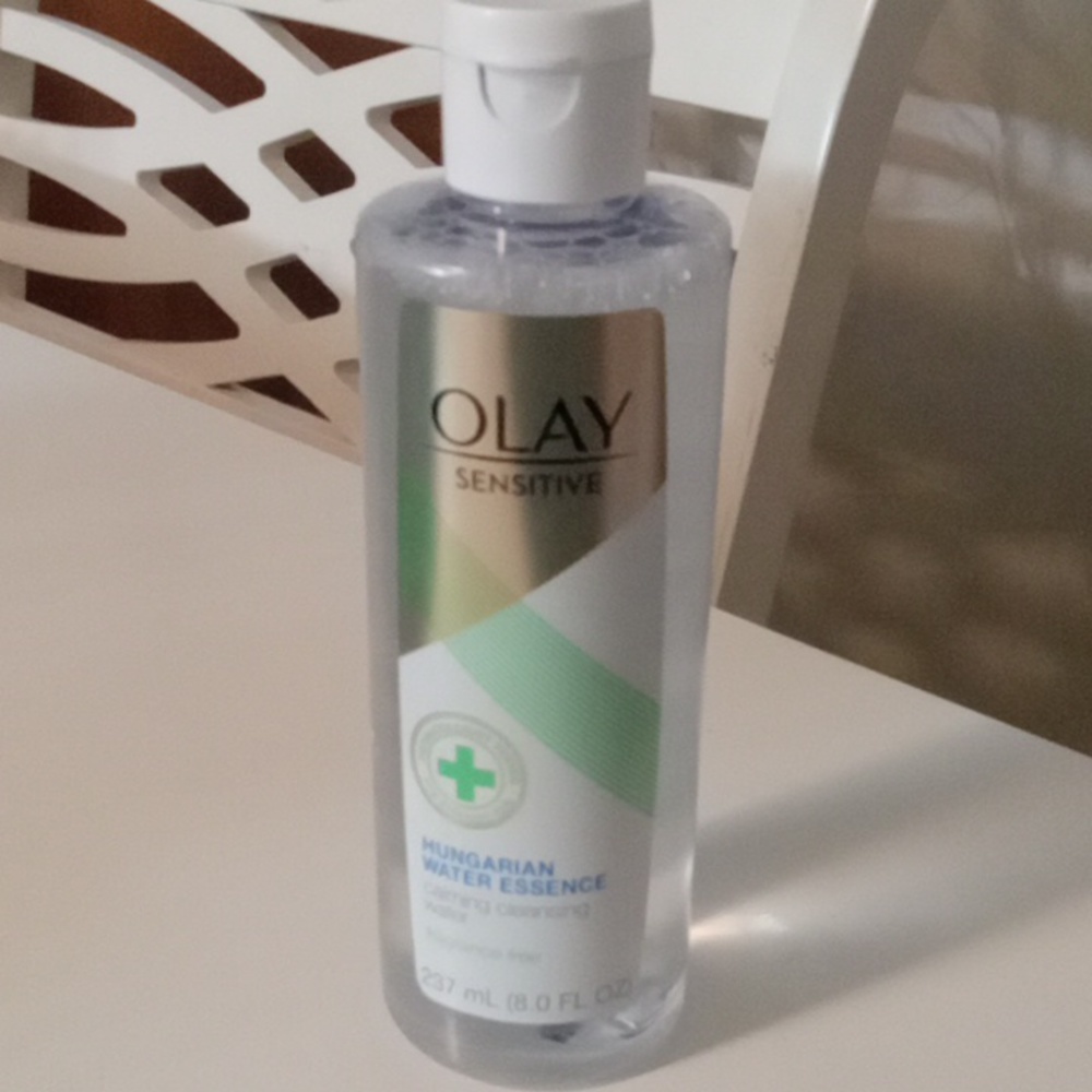 OLAY Sensitive Hungarian Water Essence NWT